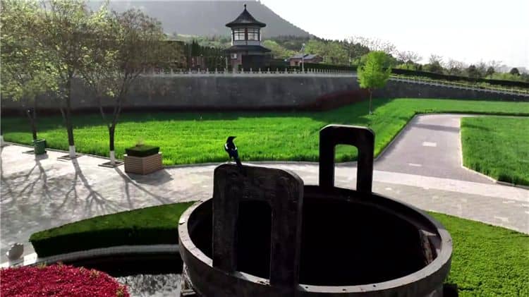 西安霸陵墓園新區(qū)倡議大家網(wǎng)上祭掃、家庭追思、獻(xiàn)花