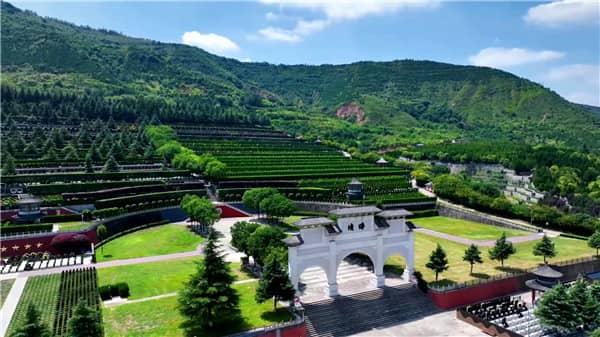 西安霸陵墓園期限，在公墓等到美的花開時